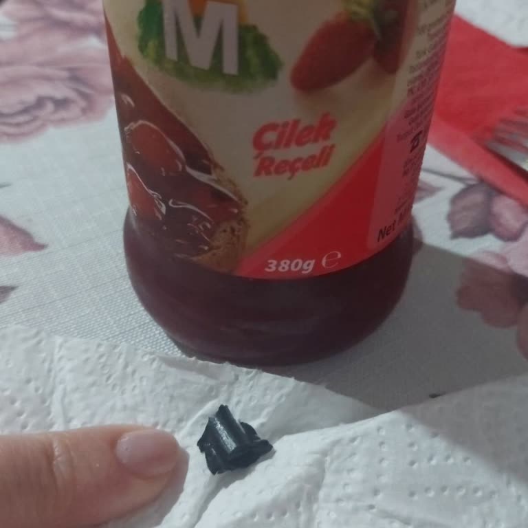 Çilek Reçelinden Çıkan Plastik Parça Gıda Güvenliği Riski Oluşturuyor