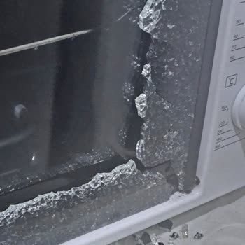 Simfer Turbo Fırının Dış Camı Patladı, Güvenlik Riski Ve Yetersiz Müşteri Hizmeti