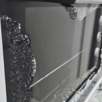 Simfer Turbo Fırının Dış Camı Patladı, Güvenlik Riski Ve Yetersiz Müşteri Hizmeti