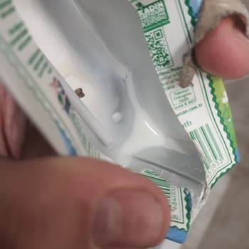 Yörsan Sütünde Kurt Ve Hijyen Sorunu, Müşteri Hizmetlerine Ulaşılamıyor