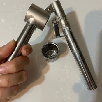 Paslanmaz Çelik Sarımsak Eziciden Akan Sıvı Ve Hayal Kırıklığı