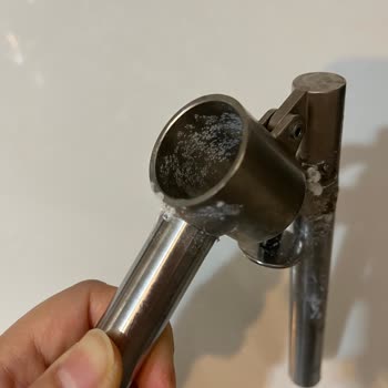 Paslanmaz Çelik Sarımsak Eziciden Akan Sıvı Ve Hayal Kırıklığı