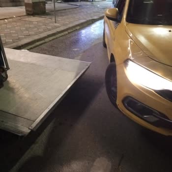 Hastane Önünde Kontrolsüz Malzeme İndirimi Ve Maddi Zarar