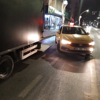 Hastane Önünde Kontrolsüz Malzeme İndirimi Ve Maddi Zarar