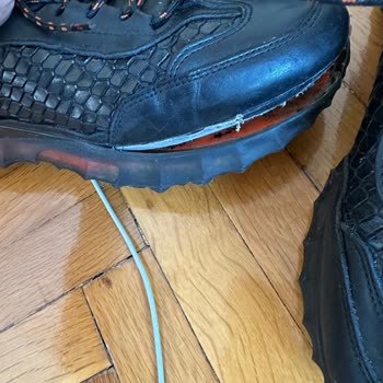 Kısa Sürede Açılan Ayakkabıya 'Kullanıcı Hatası' Yanıtı Şaşkınlığı