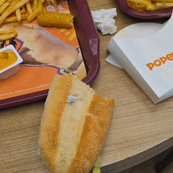 Burgerin İçinden Çıkan Plastik Eldiven Parçası Çocuğum İçin Büyük Tehlike Yarattı