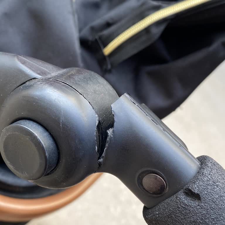 Kırık Tutma Kolu Nedeniyle Bebek Arabasını Kullanamıyoruz, Satıcıya Ulaşılamıyor