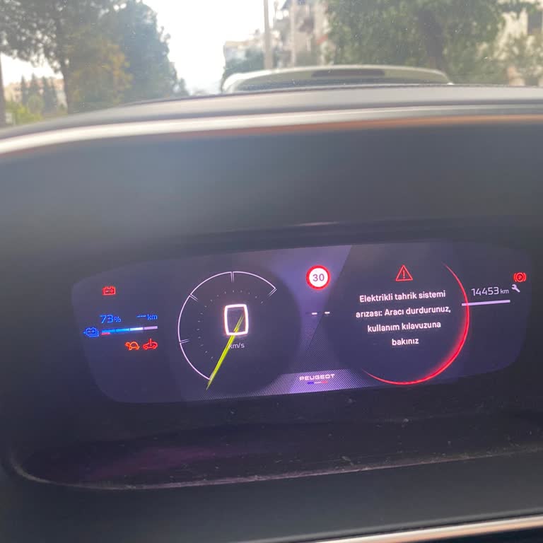 Peugeot 208 Elektrikli Aracım Sürekli Arızalanıyor, Servis İlgisiz Ve Bilgisiz
