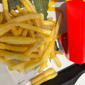 McDonald's İzmir Optimum Şubesinde Patates Kızartmasında Kıl Çıkması Ve Hijyen Sorunu