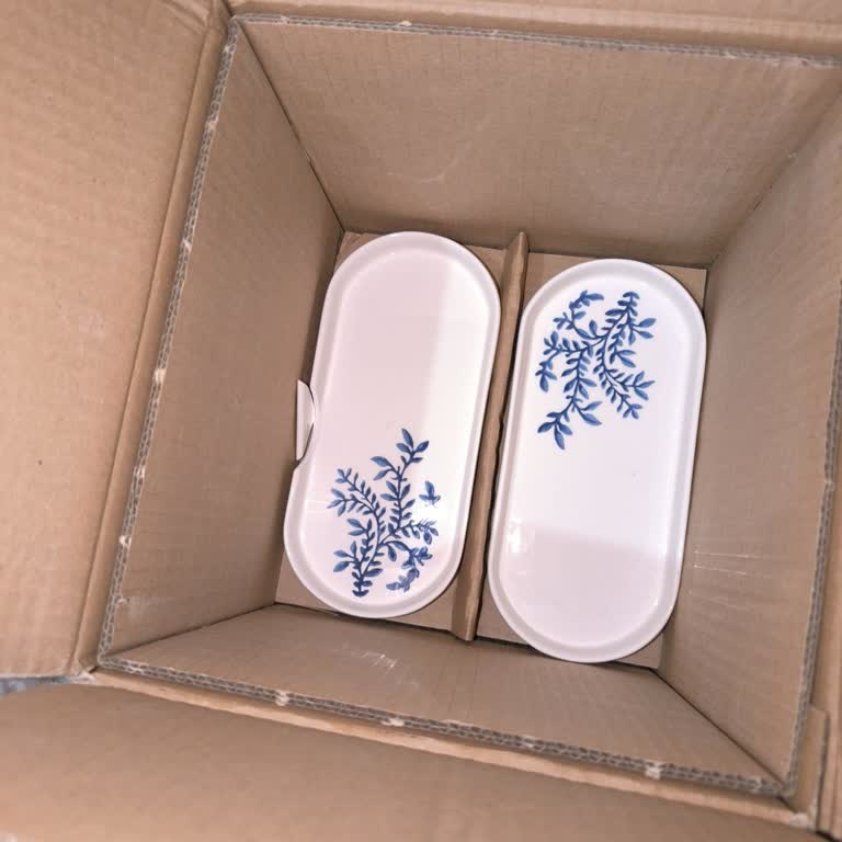 Nehir Madeni Eşya Takıma Ait Tabaklardan Birinin Kırık Olduğunu Gördüm