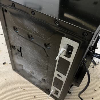 Montaj Hatası Sonucu Duvardan Düşen Davlumbaz İçin Çözüm Bekliyorum