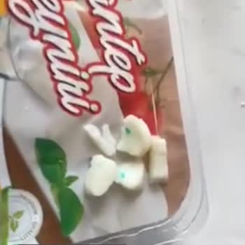 BİM Peynirin İçinden Renkli Plastik Cisim Çıktı!