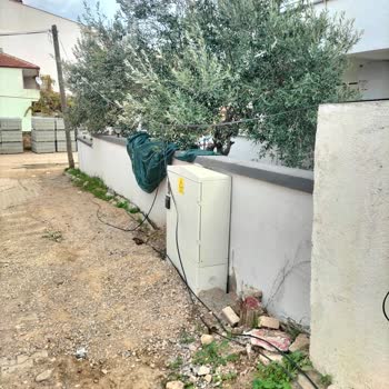 Tehlikeli Şekilde Sarkan Türk Telekom Kabloları İçin Acil Çözüm Bekliyoruz