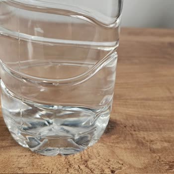 Kapalı Rioba Su Şişelerinde Yosun Benzeri Yabancı Maddelerle Karşılaştım