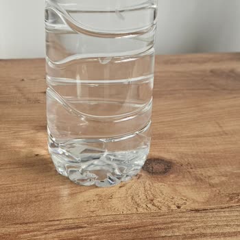 Kapalı Rioba Su Şişelerinde Yosun Benzeri Yabancı Maddelerle Karşılaştım