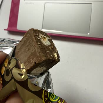 Kahve Dünyası Aldığım Çikolatanın İçinden Ambalaj Parçası Çıktı, Gıda Güvenliği Riski Yaşadım