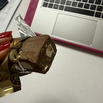 Kahve Dünyası Aldığım Çikolatanın İçinden Ambalaj Parçası Çıktı, Gıda Güvenliği Riski Yaşadım