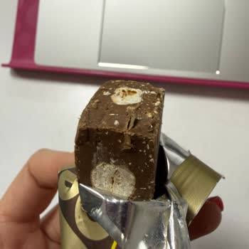 Kahve Dünyası Aldığım Çikolatanın İçinden Ambalaj Parçası Çıktı, Gıda Güvenliği Riski Yaşadım