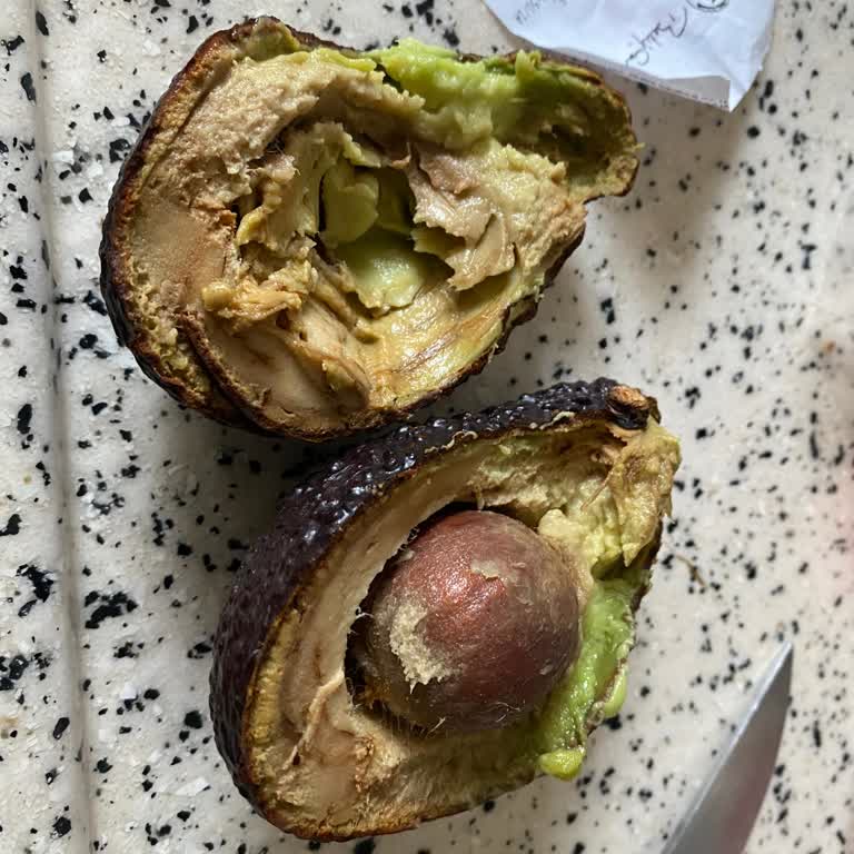 Bozuk Ve Kötü Kokulu Avokadolar Satılıyor, Sağlık Riski Oluşuyor!