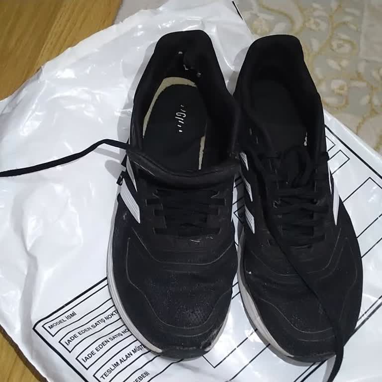 Adidas Duramo Ayakkabının Ön Kısmında Açılma ve Arka İç Astarında Yırtılma Meydana Geldi