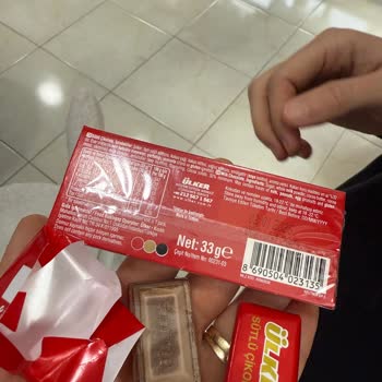 Ülker Napoliten Çikolata'da Bozulma Ve Kötü Koku Şikayeti