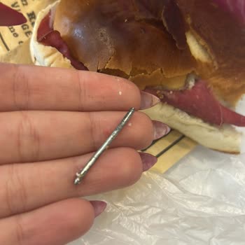 Sandviç Ekmeğinde Metal Parça: Hayati Tehlikeye Yol Açan İhmal