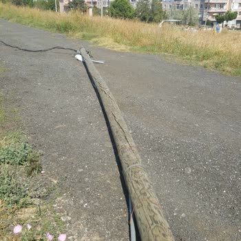 Tehlikeli Elektrik Direkleri Nedeniyle Güvenlik Endişesi