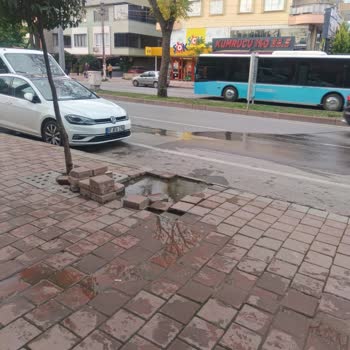 Kaldırım Ve Altyapı Sorunları Güvenliği Tehdit Ediyor: Acil Çözüm Bekliyoruz