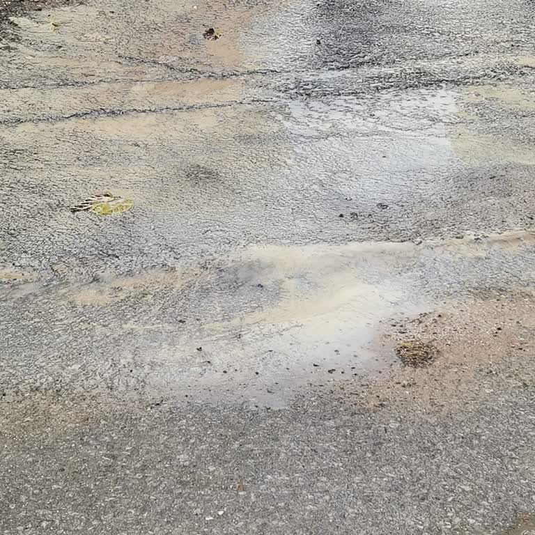 Patlayan Su Borusu Günlerdir Onarılmıyor, Su İsrafı Sürüyor