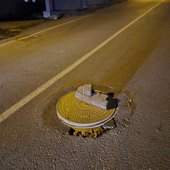 Hasarlı Rögar Kapağı Nedeniyle Güvenlik Riski Ve Yetersiz Destek