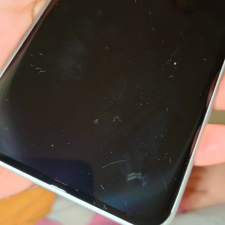 Dayanıklı Denilen Telefon Küçük Darbede Çizildi, Değişim Talep Ediyorum