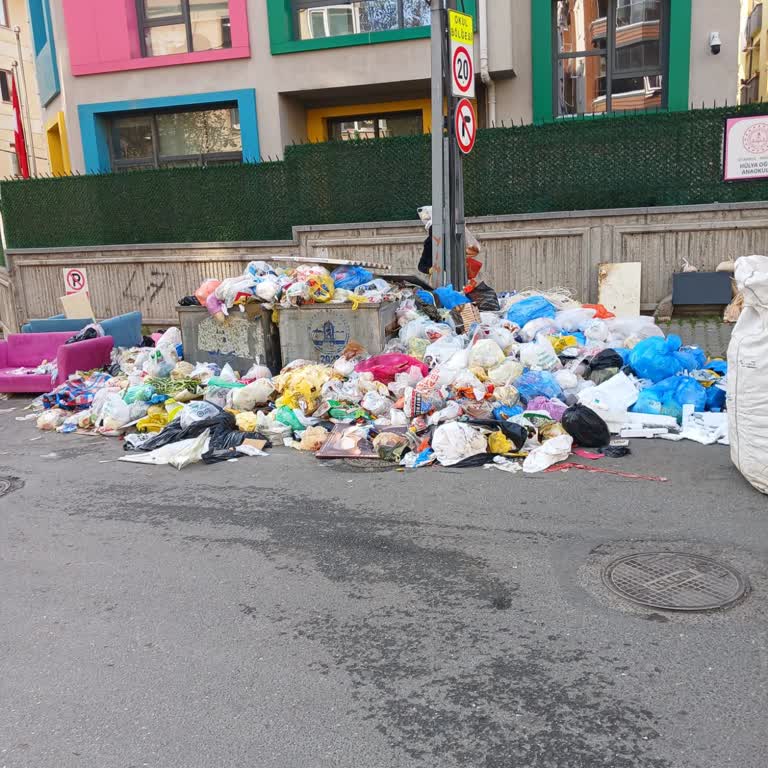 Maltepe'de Biriken Çöpler Nedeniyle Temizlik Ve Sağlık Endişesi