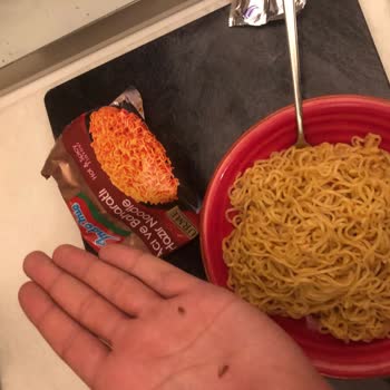 Indomie Hazır Noodle İçerisinden Kurt Çıkması ve Gıda Güvenliği Endişesi
