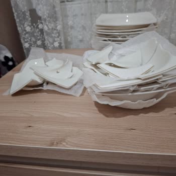 Schaferdan Aldığım Yemek Takımında Kırık Kaseler Ve Çözümsüz Geçen Bir Ay