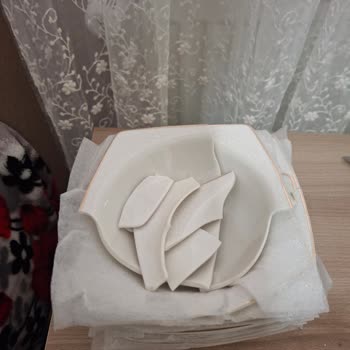 Schaferdan Aldığım Yemek Takımında Kırık Kaseler Ve Çözümsüz Geçen Bir Ay