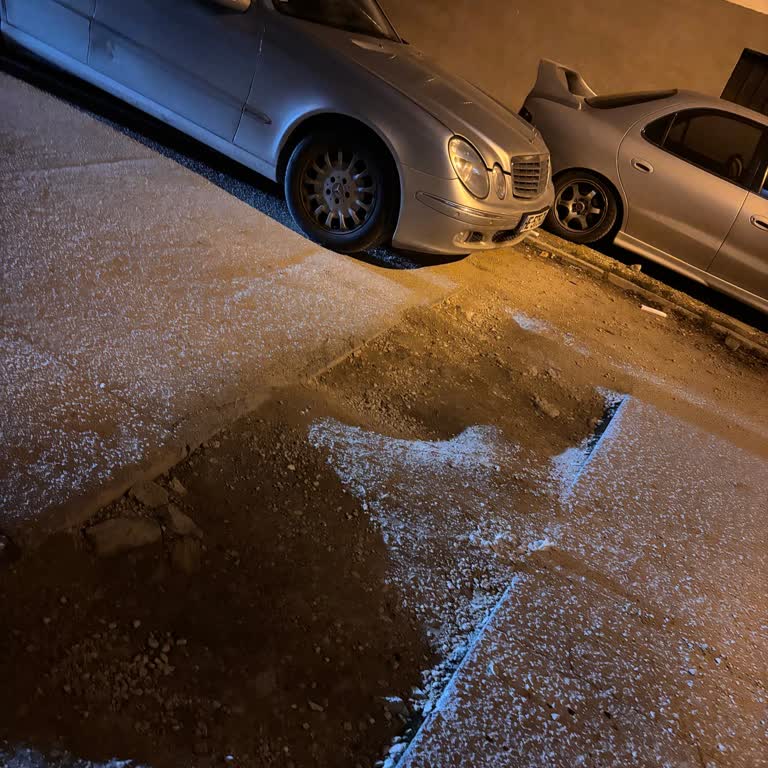 Çavuşlar Sokak'taki Derin Çukurlar Araçlara Zarar Veriyor, Çözüm Bekliyoruz