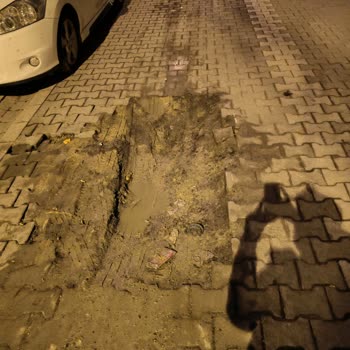 Yolda Haftalardır Kapanmayan Tehlikeli Çukur Sürücüleri Zorluyor