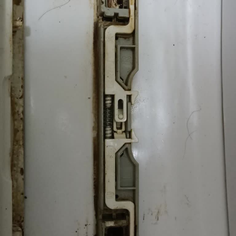 Klozet Kapağı Menteşe Kırılması Nedeniyle Kullanım Zorluğu