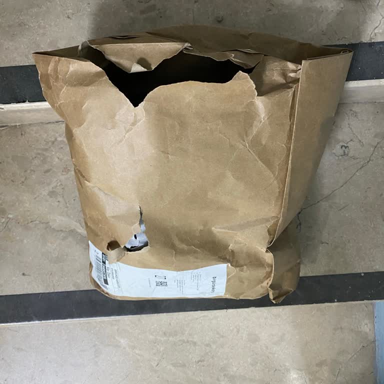 Açık Ve Yırtılmış Kargo Paketi Teslimatı Sonrası İlgisizlik