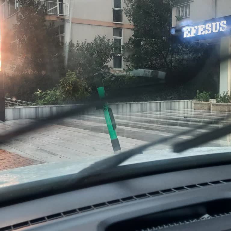 Özel Mülk Otoparkıma İzinsiz Scooter Bırakılması Mağazamı Engelliyor