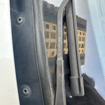 BMW 116i Ön Cam Fitilindeki Kronik Çatlaklar İçin Destek Talebi