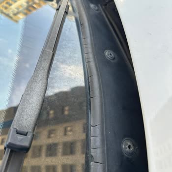 BMW 116i Ön Cam Fitilindeki Kronik Çatlaklar İçin Destek Talebi