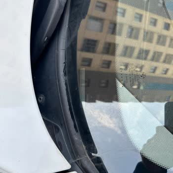 BMW 116i Ön Cam Fitilindeki Kronik Çatlaklar İçin Destek Talebi