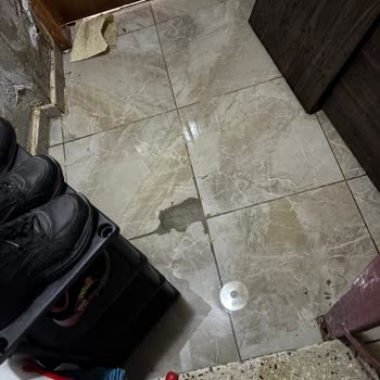 Çöken Kaldırım Nedeniyle Su Baskını Ve Mağduriyet