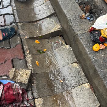 Çöken Kaldırım Nedeniyle Su Baskını Ve Mağduriyet