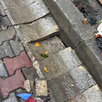 Çöken Kaldırım Nedeniyle Su Baskını Ve Mağduriyet