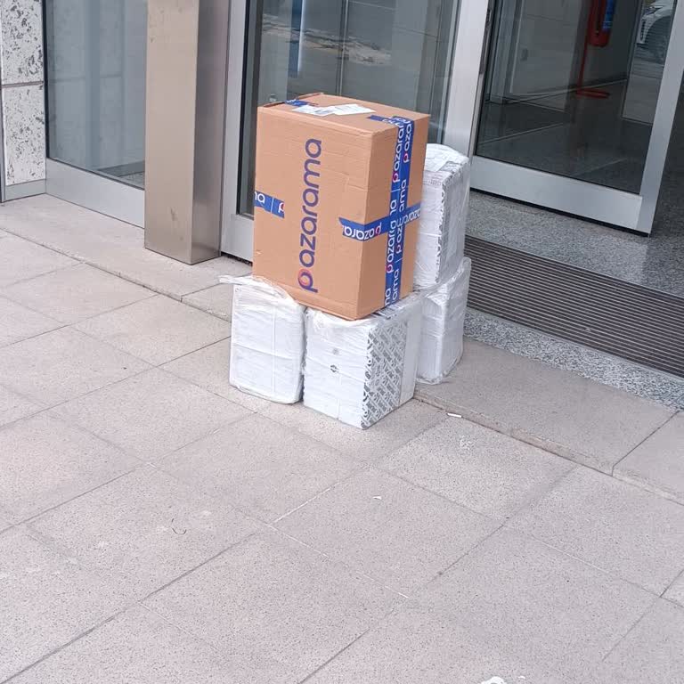 Yurtiçi Kargo Şube İçine Teslim Edilmesi Gerekirken Sokağa Bırakıldı