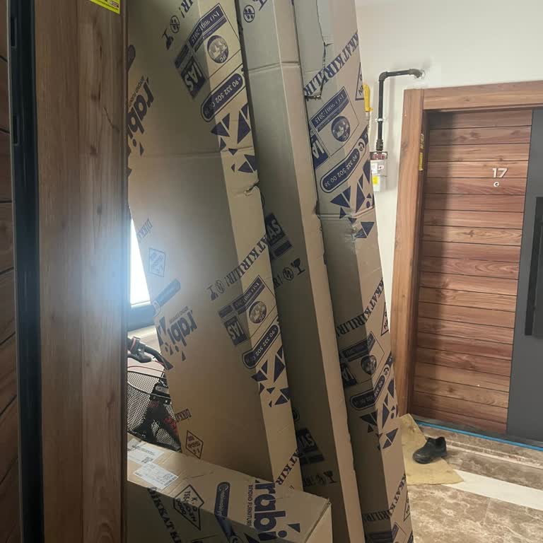 Ağır Gardrop Kapıda Bırakıldı, Taşıma Yardımı Yapılmadı!