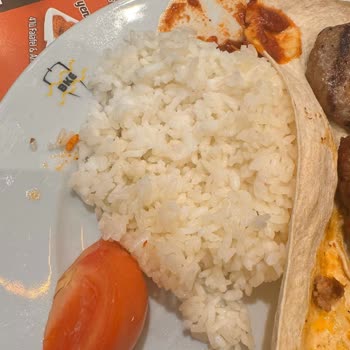 Yemeğimden Tahta Parçası Çıktı, Bayat Pilav Servis Edildi!