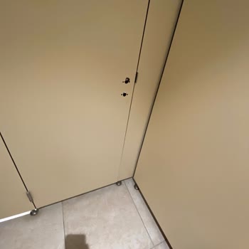 Çamlıca Camii Kütüphanesi Tuvaletlerinde Depo Kullanımı Ve Personel Davranışı Nedeniyle Yaşanan Rahatsızlık